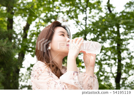 婦女喝瓶裝水 54195119