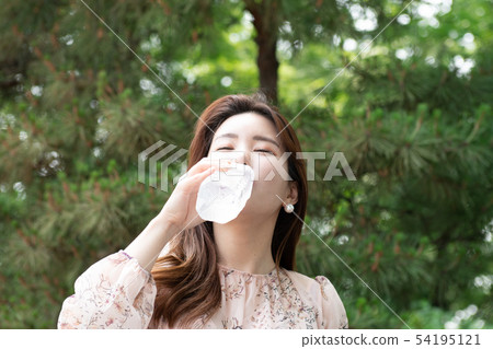 婦女喝瓶裝水 54195121