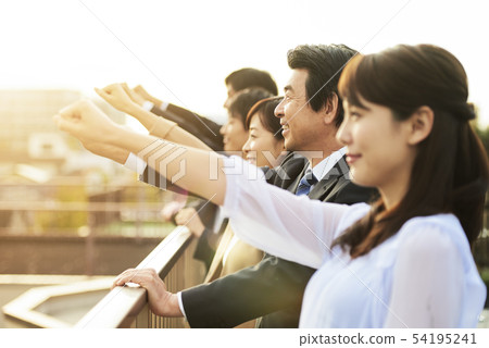 放鬆在屋頂的企業隊 放鬆在屋頂的企業隊 54195241