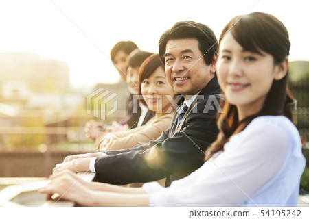 放鬆在屋頂的企業隊 放鬆在屋頂的企業隊 54195242