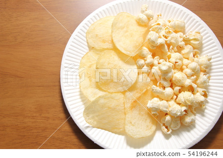 被分類的土豆片和玉米花在一個紙碟。 54196244