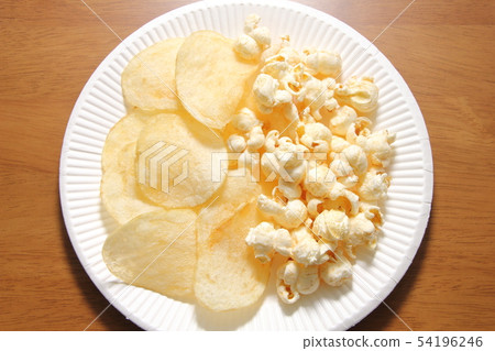 被分類的土豆片和玉米花在一個紙碟。 54196246