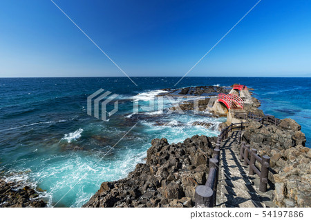 [Aomori Prefecture Imabetsu Town] The rough waves of Takanozaki facing the Tsugaru Strait 54197886