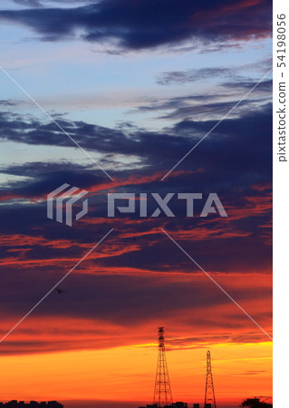 黃昏夕陽下的電塔 54198056
