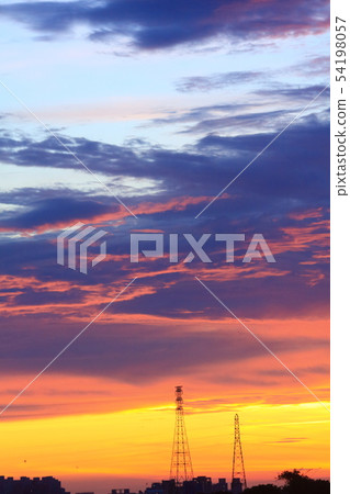 黃昏夕陽下的電塔 54198057