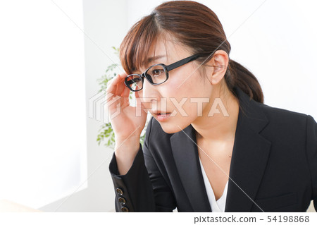 女商人患有勞累過度，工作時間長，加班工作 54198868