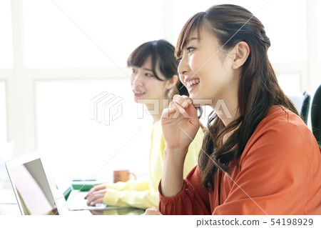 Women participating in a meeting 54198929