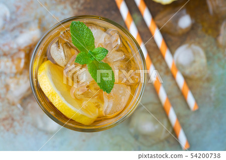 Traditional iced tea with lemon. 54200738