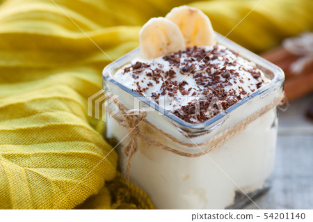 Creamy pudding with banana. 54201140