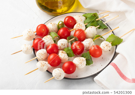 skewer with tomato, mozzarella and basil. skewer with tomato, mozzarella and basil. 54201300