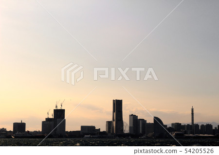 橫濱Minatomirai全景現出輪廓在日落天空下 54205526