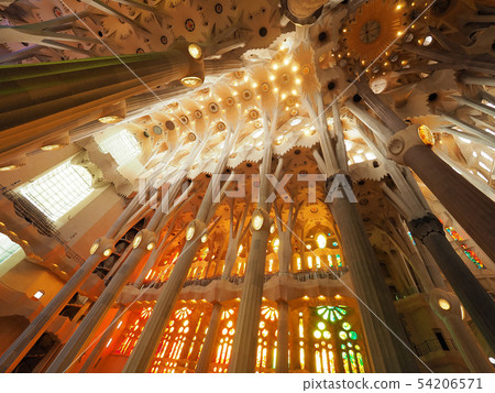 西班牙巴塞羅那Sagrada Familia裡面的聖家族教堂 54206571