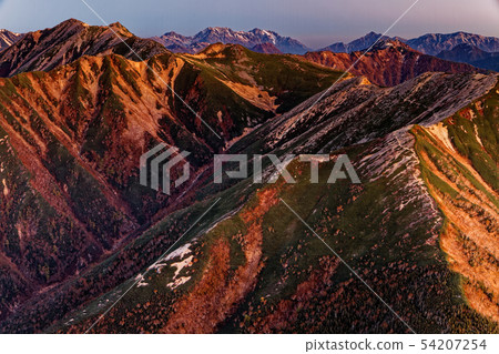 從山上看到的早晨太陽升起的山峰，立山。 54207254