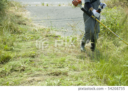 割草，除草圖像男人的腳到割草機 54208735