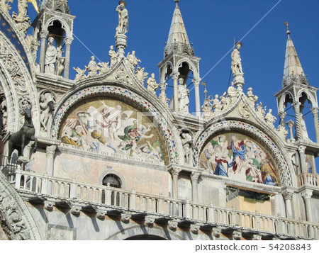 在意大利威尼斯的聖馬克大教堂的外部雕塑 54208843