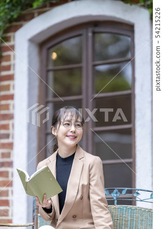 一個聰明的女人，保護與他自己的觀點和價值觀不相容的各種信息來源，以便通過閱讀拓寬他/她的視野和觀點 54215226