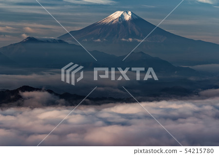 雲海和富士山從早上看到從山。 54215780
