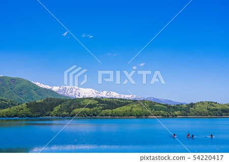 在青木湖(長野縣)享受SUP的人們 在青木湖(長野縣)享受SUP的人們 54220417