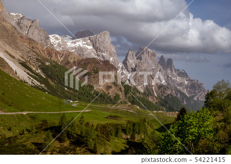 Mountain landscape in the Alps 54221415