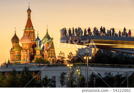 Floating bridge overlooking St Basil`s Cathedral 54222002