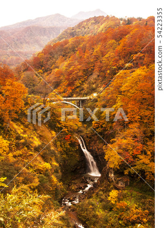 Seki Onsen Fudo瀑佈在秋天離開Niigata觀光地點 Seki Onsen Fudo瀑佈在秋天離開Niigata觀光地點 54223355