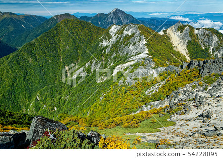 Autumn-colored Jizo-dake and Kaikomaga-dake seen from Mt. 54228095