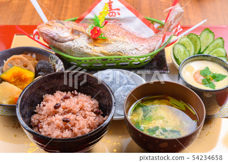 Beginning to eat 54234658