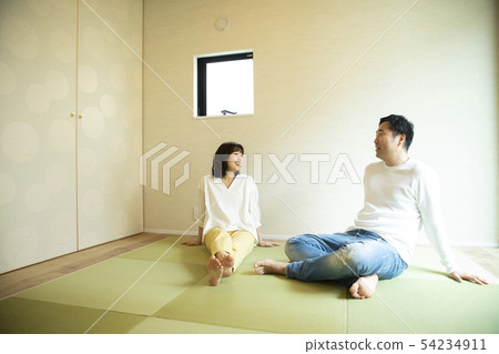 A couple relaxing in a Japanese style room 54234911