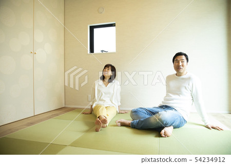 A couple relaxing in a Japanese style room A couple relaxing in a Japanese style room 54234912
