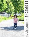 一個男孩在公園裡玩 54236911