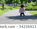 一個男孩在公園裡玩 54236913