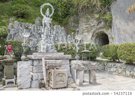 Kannon image of Kinzo-in and Kaimokuzan Iwamatsu-dera and unshaped pagoda (Ashiko, Ayako-ku, Yokohama-shi) 54237119