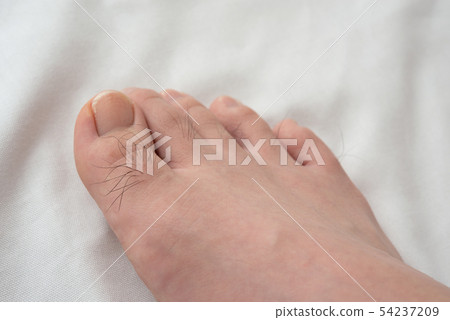 在圖像之前男士的腳趾脫毛 在圖像之前男士的腳趾脫毛 54237209