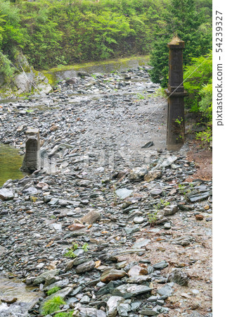 由原別子銅礦岩達礦坑形成的山谷景觀和清澈的土山川河水。 由原別子銅礦岩達礦坑形成的山谷景觀和清澈的土山川河水。 54239327