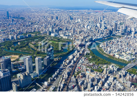 大阪城堡和大阪都市風景鳥瞰圖在登陸前在大阪國際機場 54242856