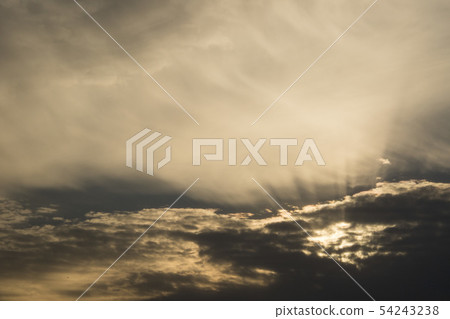 光線回射，光線從雲層之間的縫隙洩漏的轉折點新聞 54243238