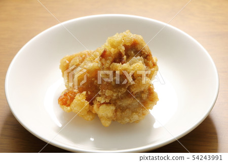 炸雞大腿上一個小盤子。 54243991