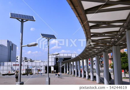 日本橫濱市容地鐵中心南站的視圖（太陽能，車站廣場的節能照明燈） 54244619