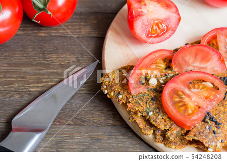 Homemade dry diet crispbreads with sliced tomatoes 54248208