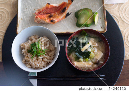 設置米飯和味噌湯烤魚的飯 54249110