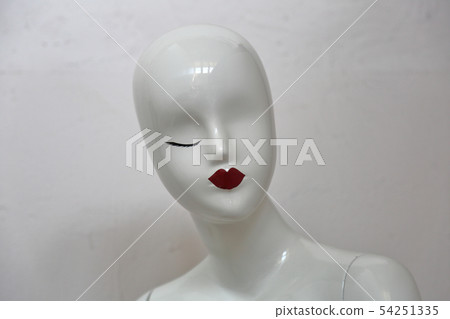 Bald female mannequin 54251335