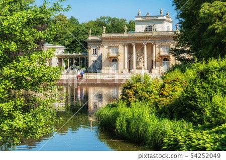 Lake And Palace In Lazienki Park In Warsaw 54252049