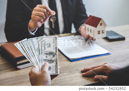 Estate agent broker receive money from client Estate agent broker receive money from client 54252952