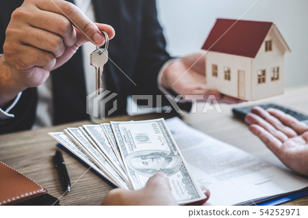 Estate agent broker receive money from client 54252971