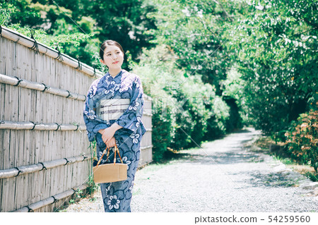 A woman in a yukata fashion sightseeing in Kyoto A woman in a yukata fashion sightseeing in Kyoto 54259560