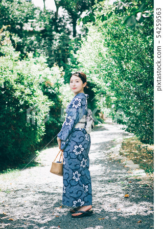 A woman in a yukata fashion sightseeing in Kyoto A woman in a yukata fashion sightseeing in Kyoto 54259563