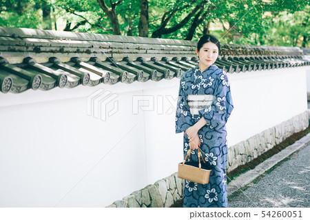 A woman in a yukata fashion sightseeing in Kyoto 54260051