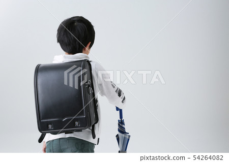 運載在白色背景的一個小學男孩一個書包拿著一把傘 54264082