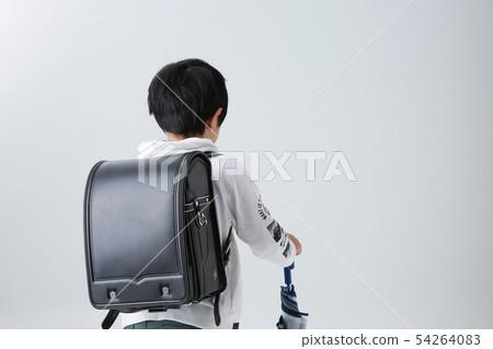 運載在白色背景的一個小學男孩一個書包拿著一把傘 運載在白色背景的一個小學男孩一個書包拿著一把傘 54264083