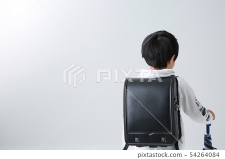 運載在白色背景的一個小學男孩一個書包拿著一把傘 運載在白色背景的一個小學男孩一個書包拿著一把傘 54264084